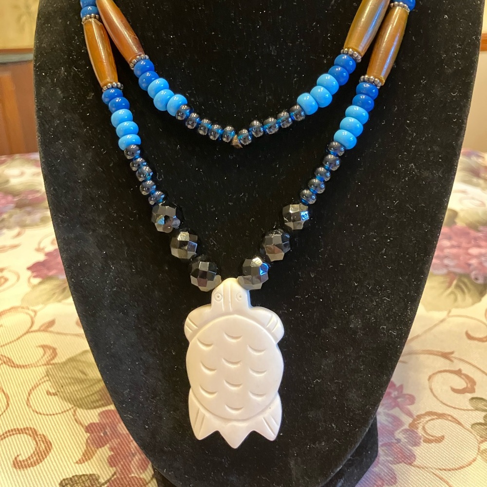 CARVED BONE TURTLE ON GLASS AND WOODEN BEAD NECKLACE - Picture 5 of 10